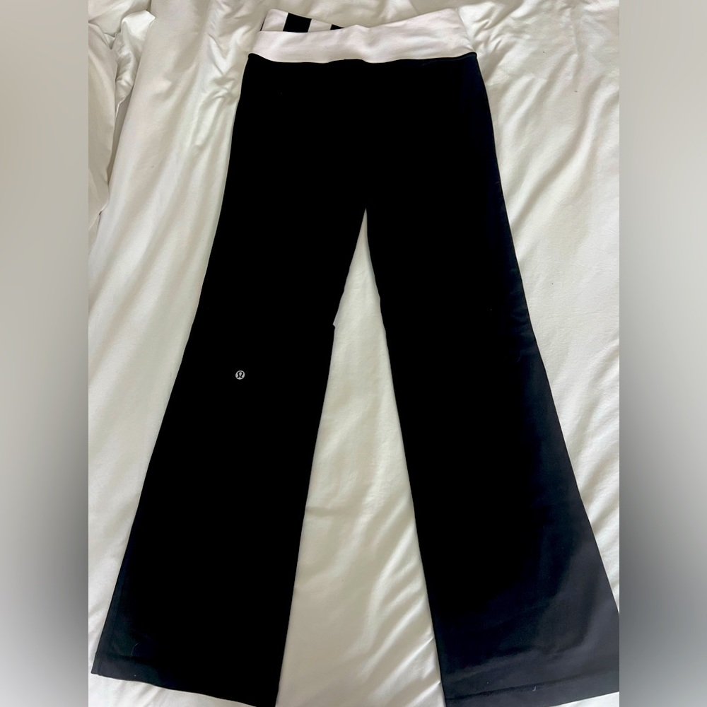 New with out tags, size 6 wide leg Lululemon pants.